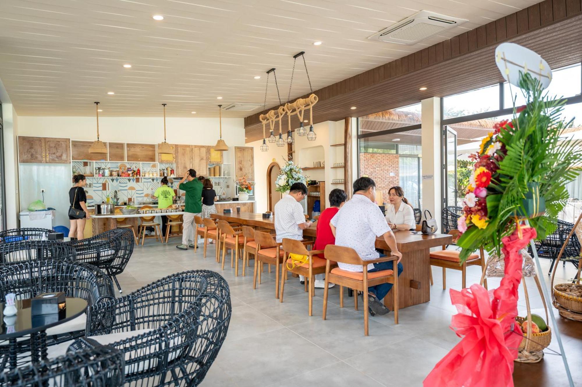 Apple House & Coffee Hotel Ba Ria Exterior photo